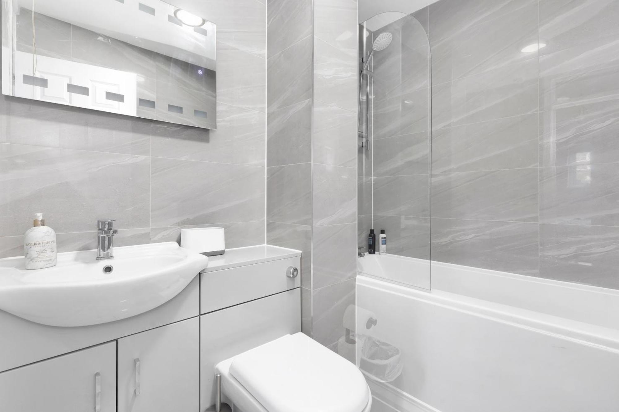 Waterside 4 Bed Apartment Лондон Екстериор снимка